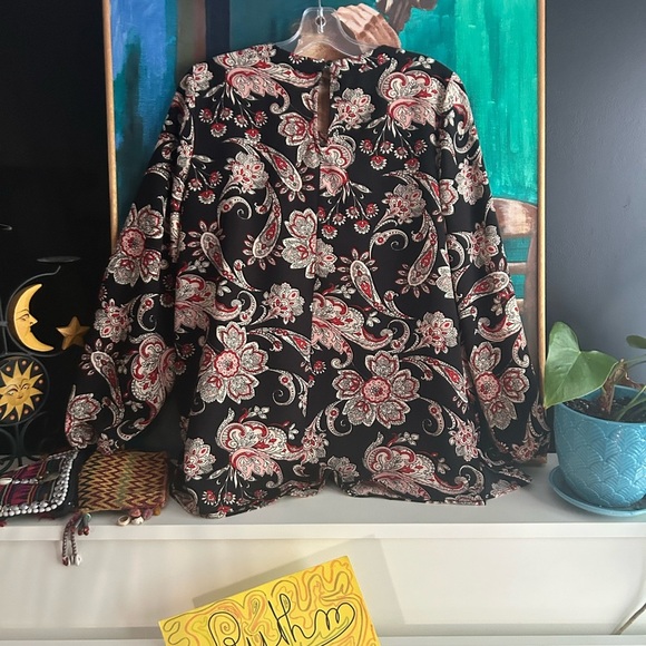 Faith and Joy Black and Red Floral Key Hole Blouse L - Picture 7 of 16